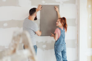 壁紙をDIYするカップル