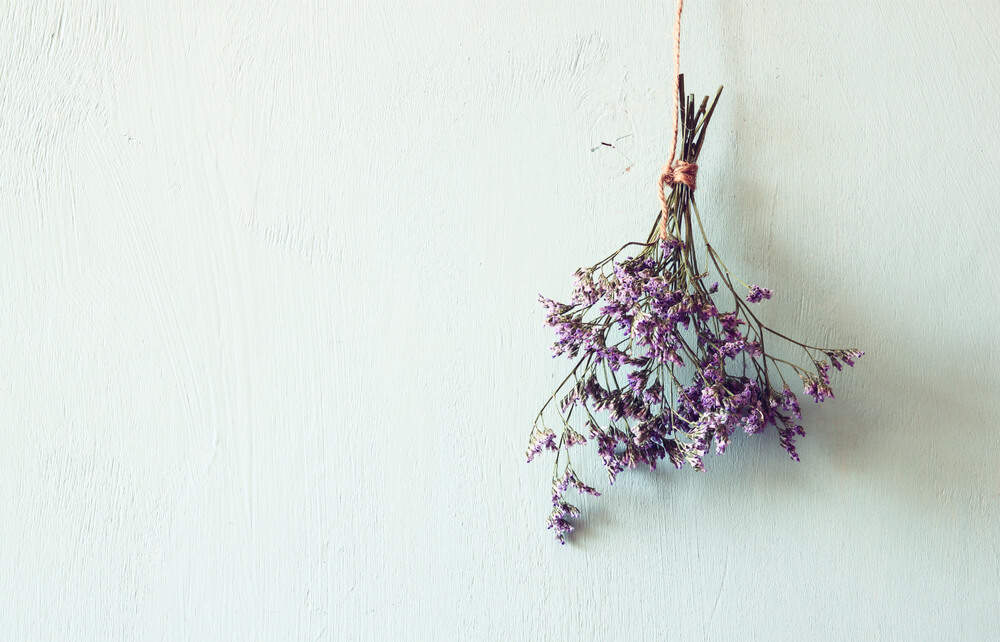 壁掛けしている紫色の花のスワッグ