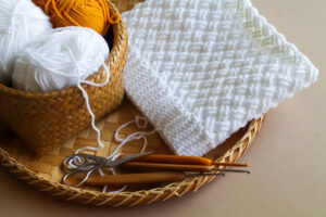 白い毛糸で編まれた編み物