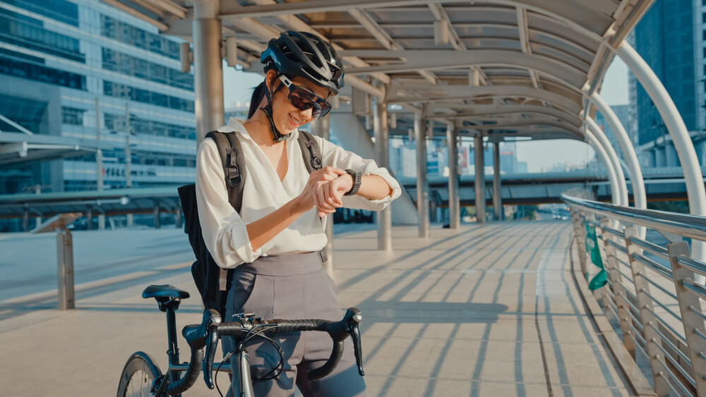 ロードバイクで通勤する女性