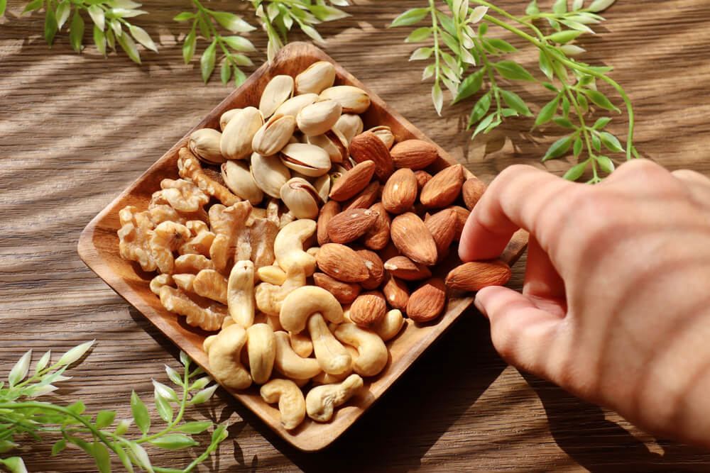 木皿に盛られた数種類のナッツ