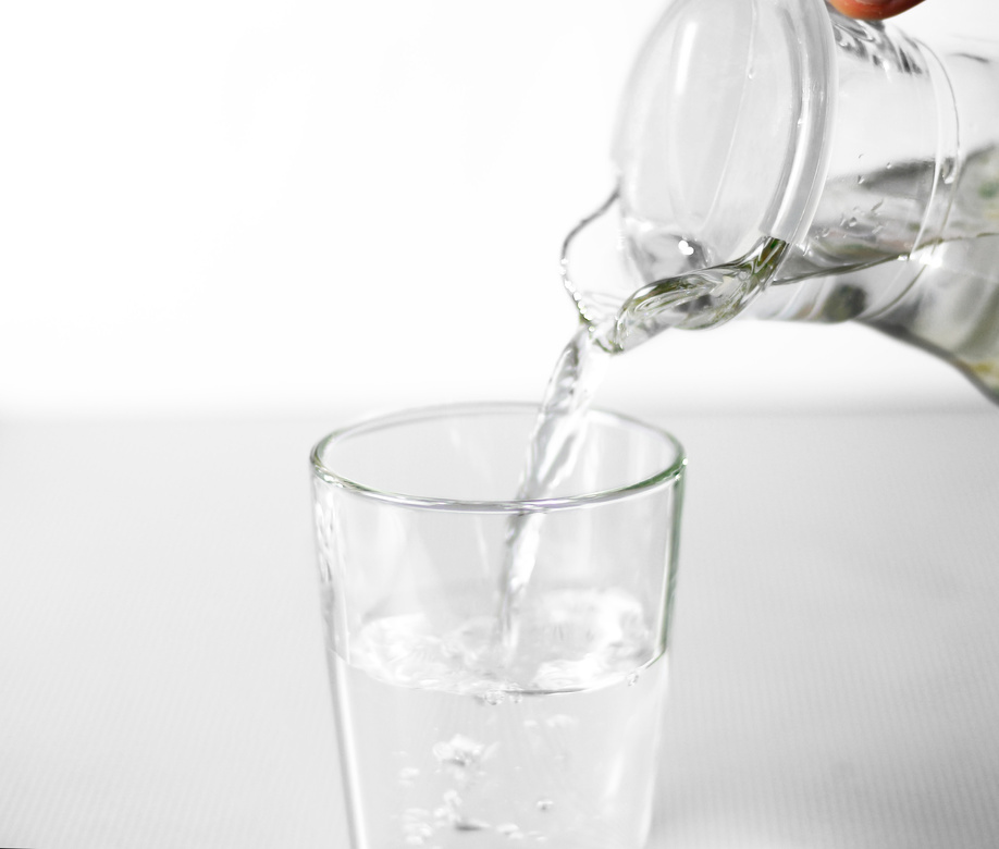 ガラス カップに水を注ぐ