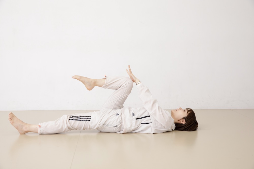 寝た姿勢で腰と背中を伸ばすストレッチ
