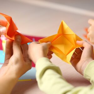 【梅雨シーズン】親子で作る簡単折り紙アイデア！子どももできる折り方と活用アイデアも