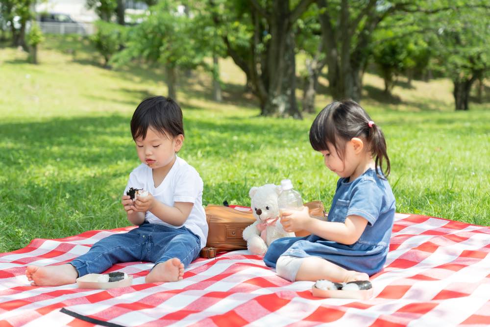 公園でお弁当を食べる子ども