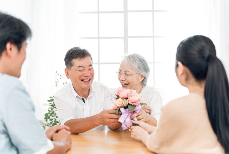 祖父母夫妻へ花を渡す