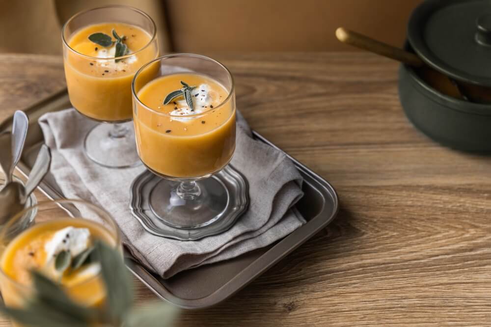 グラスに入ったオレンジ色の冷製スープ