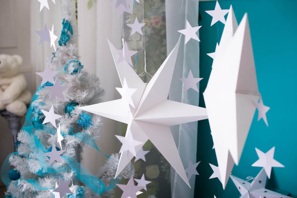 クリスマスツリーの隣に飾られた大きな星の装飾