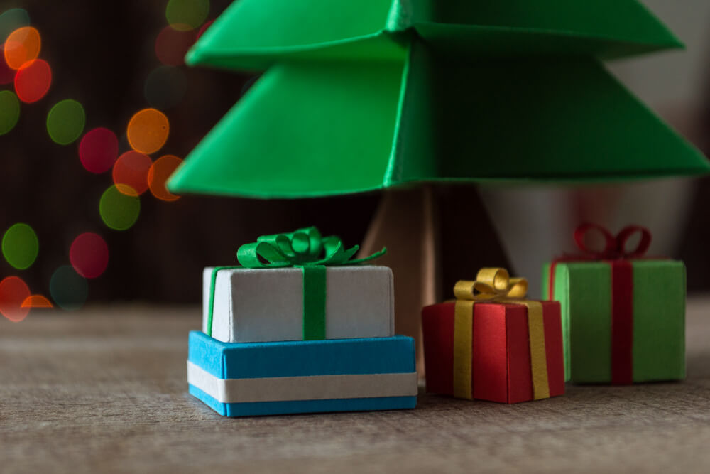 クリスマスツリーの周りに置かれた紙で作ったプレゼント箱