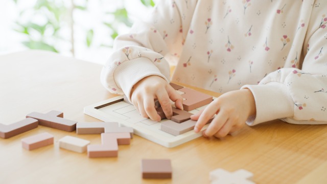 パズルをする子ども