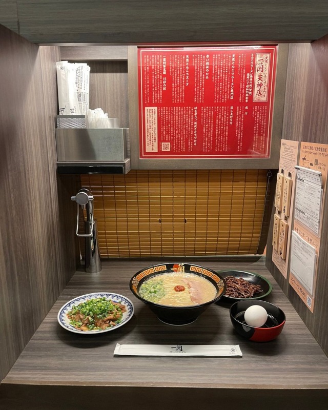 一蘭のラーメンと、席の画像