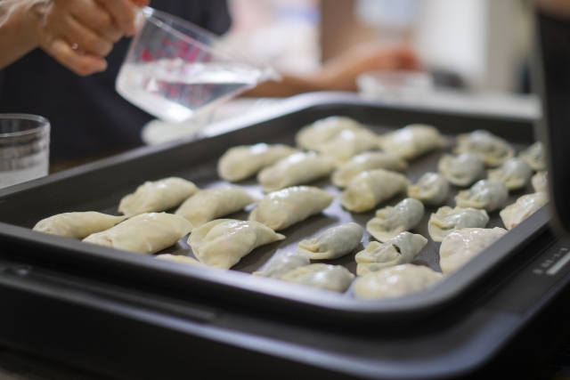 ホットプレートで餃子を焼く様子