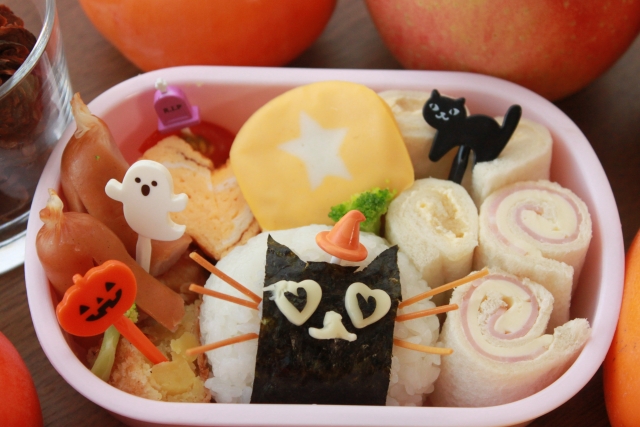 ハロウィン仕様のお弁当ピックが刺さったお弁当