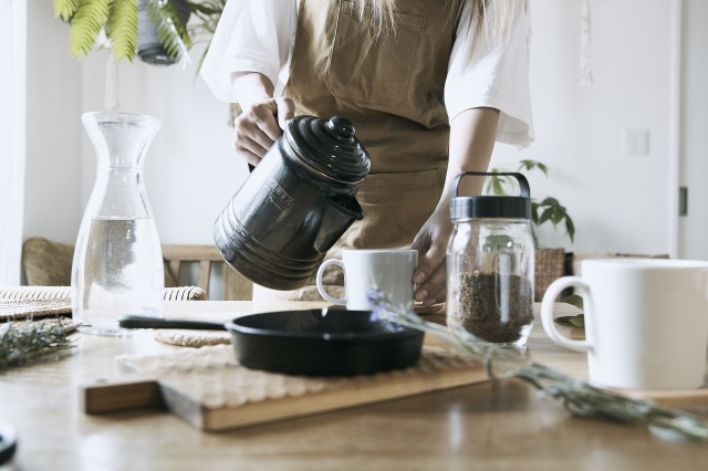 インスタントコーヒーを作るエプロンを着た人