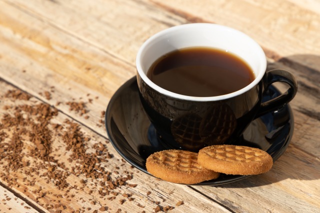 コーヒーとクッキーとインスタントコーヒーの粉