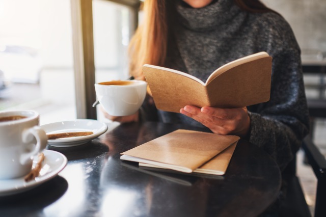 カフェで読書をする女性