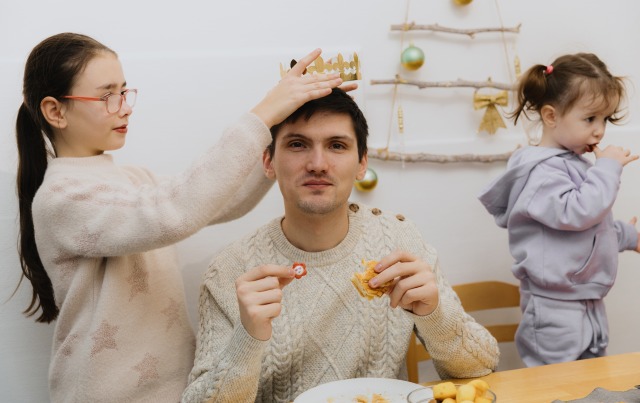 ガレット・デ・ロワを食べて楽しむ家族の写真