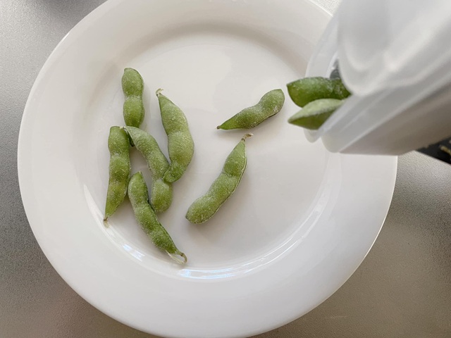 ダイソー　袋キャップ　小さめ食材用　食材を出しているところ