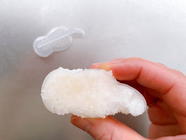 ダイソー　大根おろしニャン　使い方　大根おろしを詰める