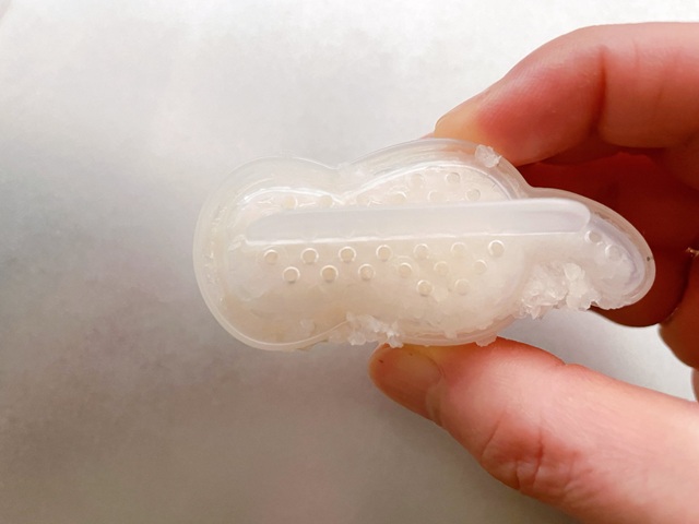 ダイソー　大根おろしニャン　使い方　押し具をぎゅっと押して汁を切る