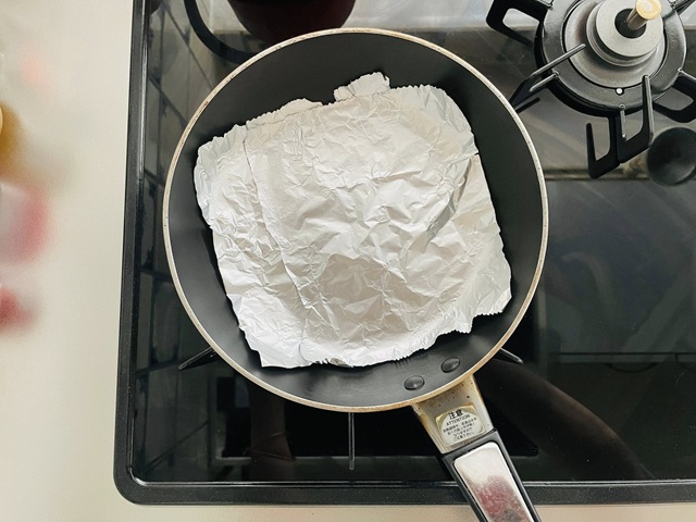 ダイソー　くっつきにくいホイル　フライパンに敷く