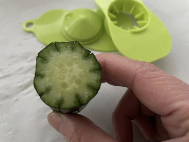 ダイソー　きゅうりカッター　切り込みが入れられるカッター　使い方