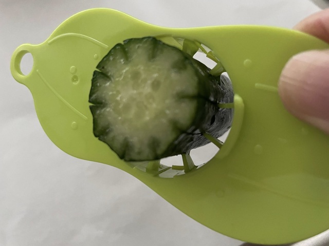 ダイソー　きゅうりカッター　切り込みが入れられるカッター　使い方