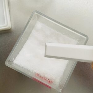 ダイソーの珪藻土スティックが便利すぎる！入れておくだけで湿気対策に