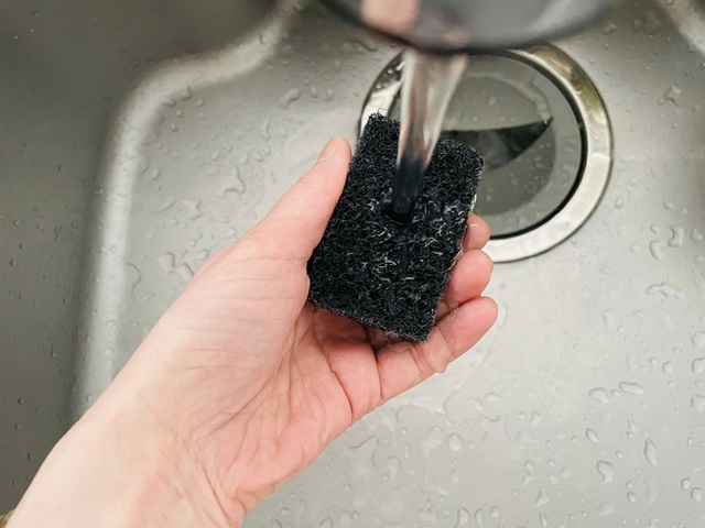 ダイソー　研磨剤入り不織布　水に濡らしてこするだけ