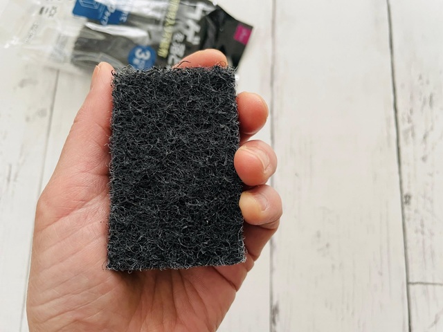 ダイソー　研磨剤入り不織布　握りやすいサイズ