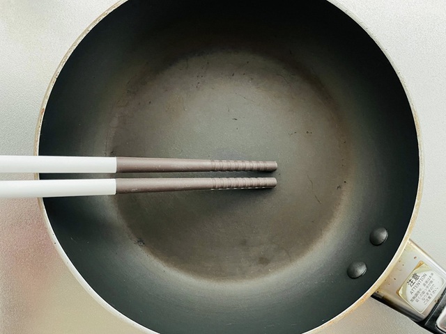 ダイソー　シリコーン菜箸　フライパンの表面を傷つけない