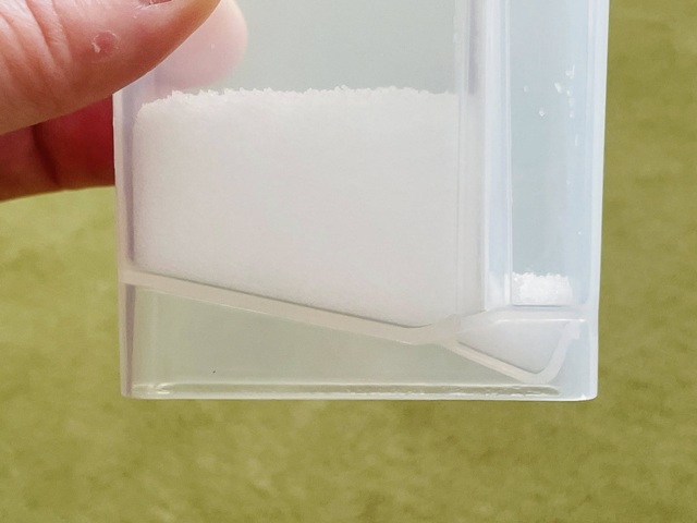 ダイソーの「ひとふり計量ボトル（スリム）」