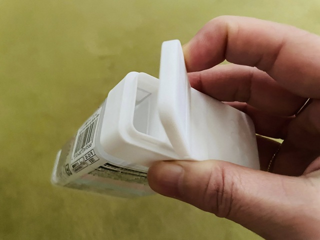 ダイソーの「ひとふり計量ボトル（スリム）」2口