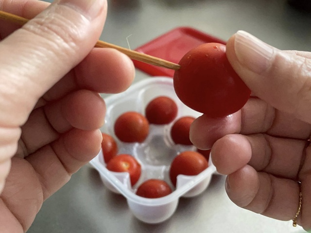 ダイソー　無限ミニトマト浅漬け職人　ヘタを取ったミニトマトに爪楊枝で8か所ほど穴を開ける