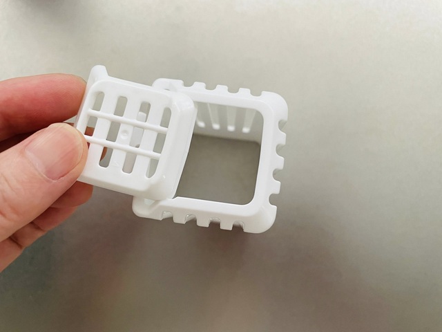 ダイソーの「キッチンツール水切り」底部分が外れて洗いやすい