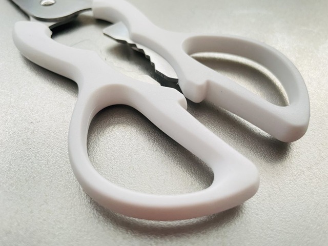 ダイソー　3wayキッチンバサミ　 持ち手は耐熱性の高いポリプロピレン製ハンドル