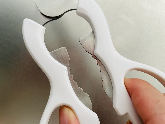 ダイソー　3wayキッチンバサミ　 硬い殻は真ん中で挟んで