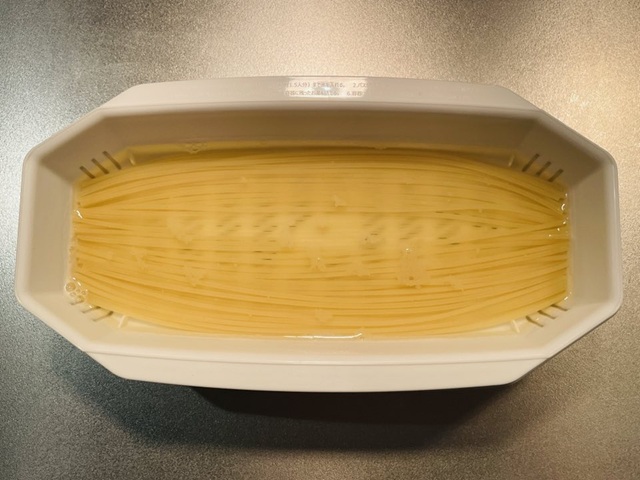 ダイソー　「お皿にもなる　電子レンジでパスタメーカー」パスタを茹でる