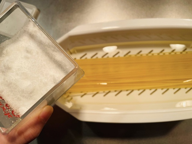 ダイソー　「お皿にもなる　電子レンジでパスタメーカー」　塩加減