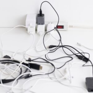 【保存版】充電コード収納アイデア！100均アイテムを使って絡まるケーブルをスッキリまとめる方法