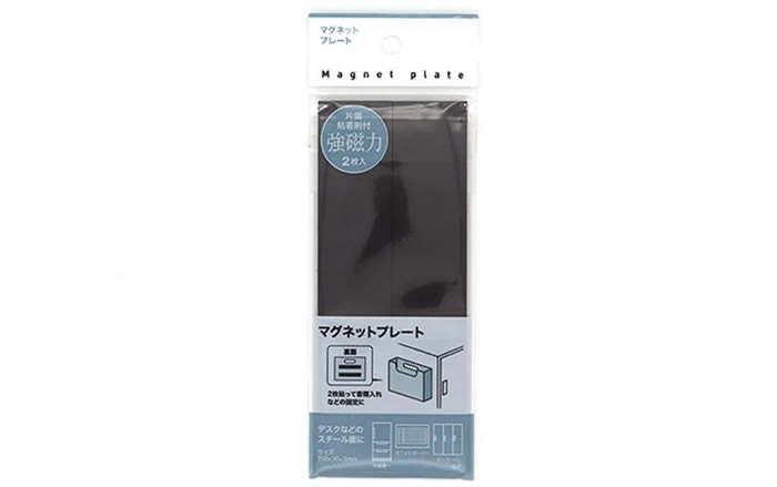 ダイソー商品　片面粘着剤付　強磁力マグネットプレート　２枚入　110円（税込）
