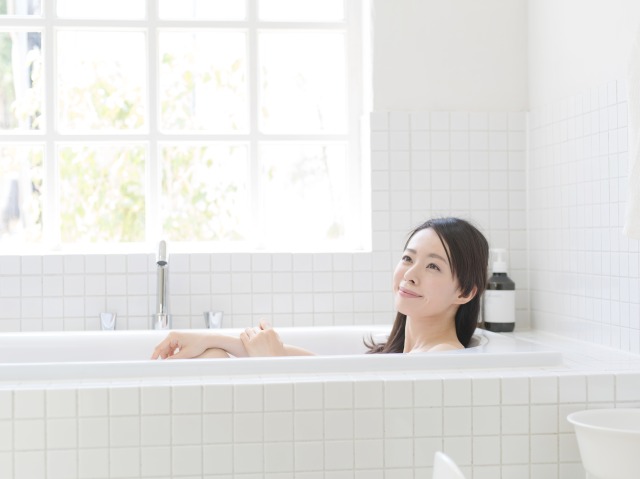 入浴中の女性