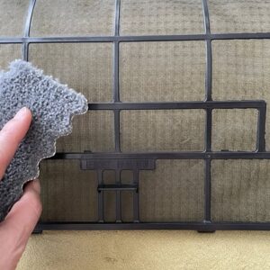 ダイソーのエアコンフィルターの掃除グッズが便利！簡単な掃除のやり方も解説