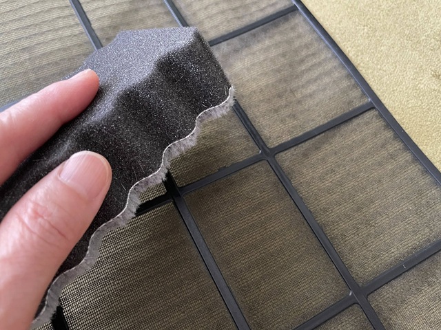 ダイソー　フィルター汚れスッキリスポンジ　メッシュの目に詰まったホコリや汚れをかき落としながらキレイに
