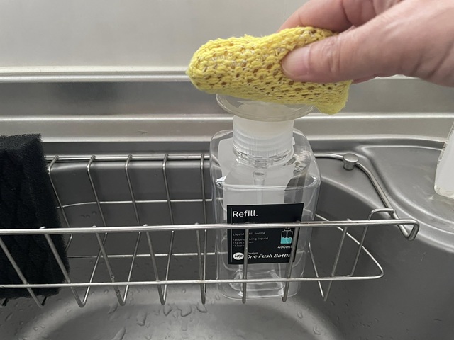 ダイソー「ワンプッシュボトル」押すだけで洗剤をつけられる