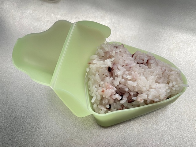 ダイソー　簡単おにぎりパック　お米を詰める