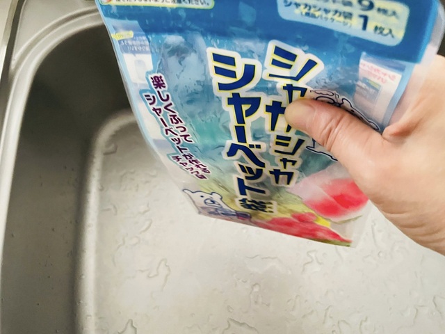ダイソーの「シャカシャカシャーベット袋」5分ほど振る
