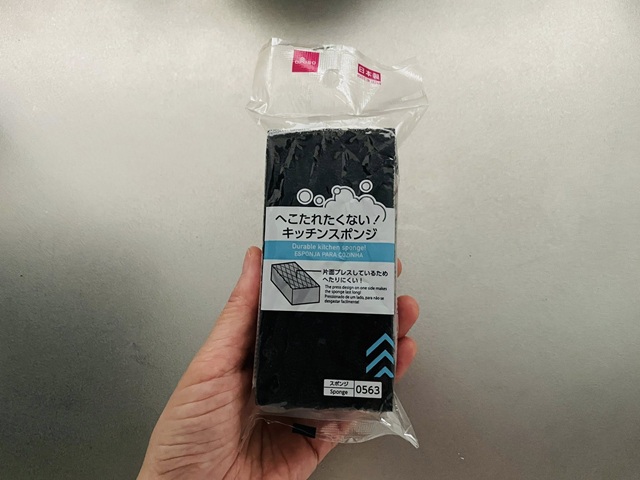 ダイソー　へこたれたくない！キッチンスポンジ