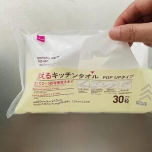 ダイソーの洗えるキッチンタオルならコスパが◎。使い方や素材も解説
