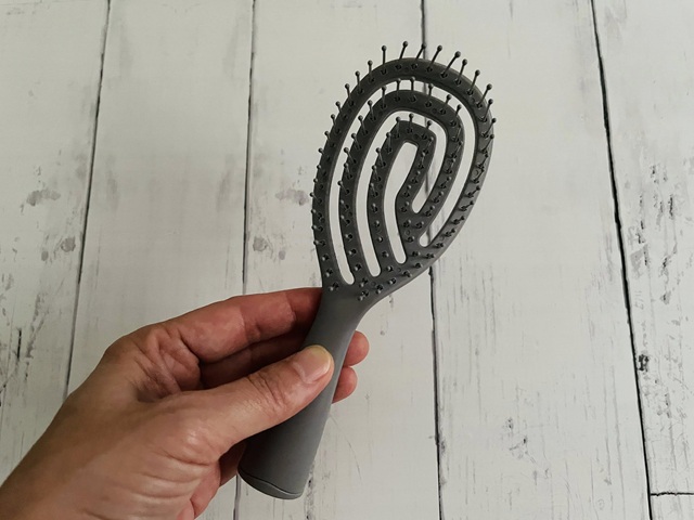 ダイソー　乾きやすいブローブラシ